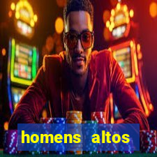 homens altos sarados pelados