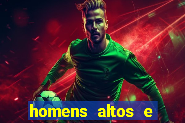 homens altos e magros pelados