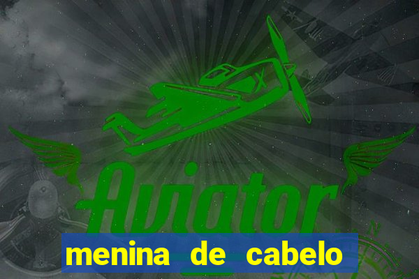 menina de cabelo cacheado fake no espelho