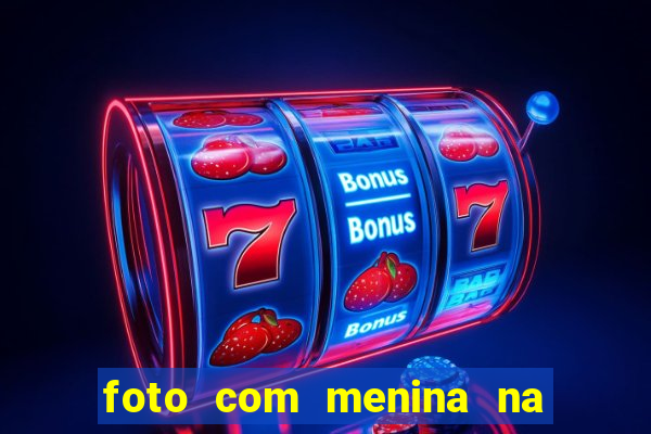 foto com menina na cama fake